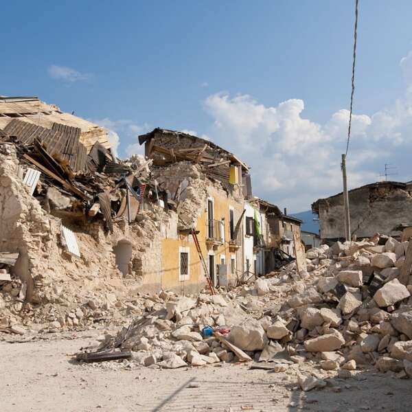 地震防老屋倒塌一楼挑高、无墙柱支撑、玻璃墙面都是危险因子