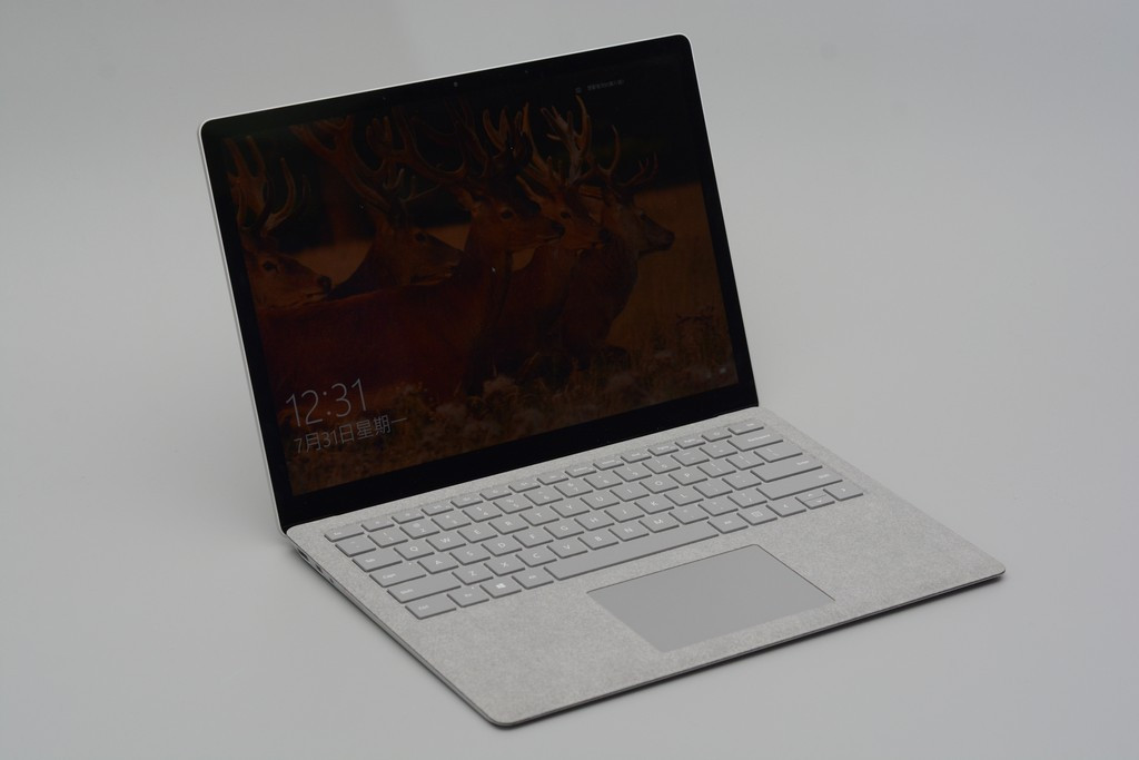 微软SurfaceLaptop在北美终于提供预载Windows10Pro版本，不过要多花100美金