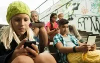 法国政府拟禁止中小学生在校内使用手机