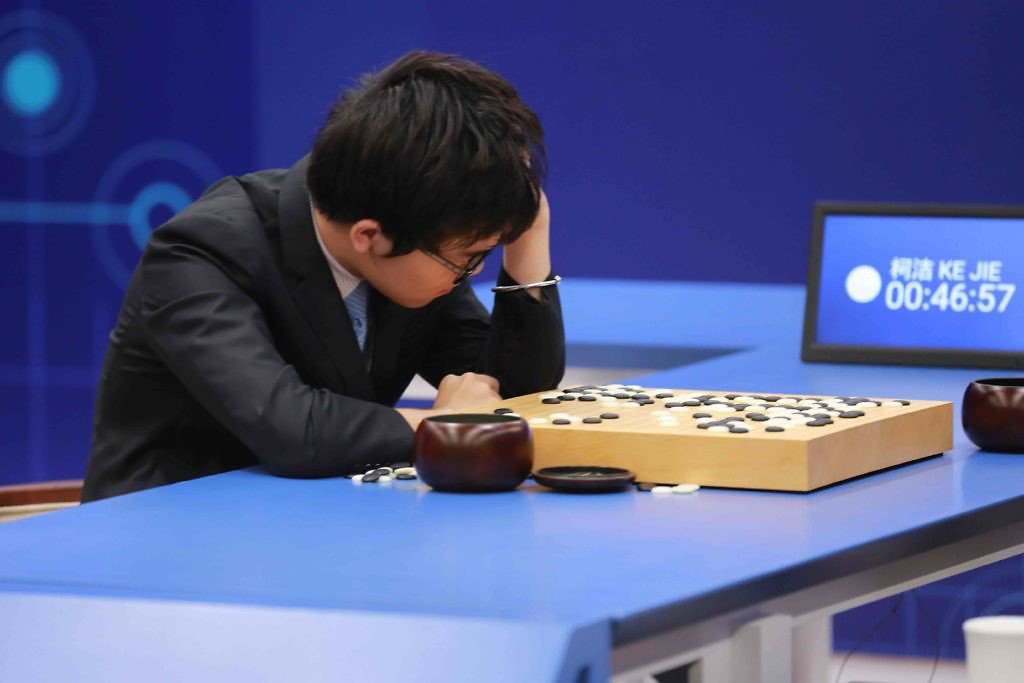 不只AlphaGo超强中国棋王柯洁让两子还是败给腾讯AI“绝艺”