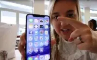 女孩落泪因录制iPhoneX视频导致老爸被公司解雇