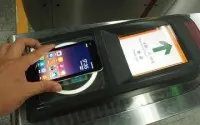 北京地铁今起试点刷手机出行：Apple手机无法使用