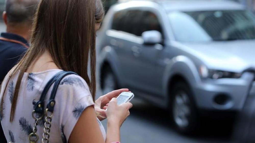 低头族注意！夏威夷檀香山将成为第一个针对过马路看手机行为开罚的城市