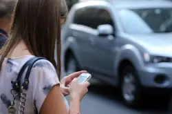 低头族注意！夏威夷檀香山将成为第一个针对过马路看手机行为开罚的城市
