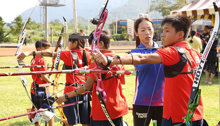 台湾三星持续赞助东澳国小射箭队资金设备，邀台湾箭后谭雅婷与小选手分享比赛经验