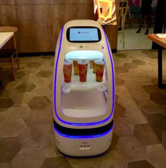 真的来了 必胜客餐厅使用机器人送餐 服务员要失业？