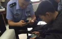 警察上班玩手机游戏网民不但不森77还狂推按赞