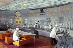 来参观古早的发电厂控制室