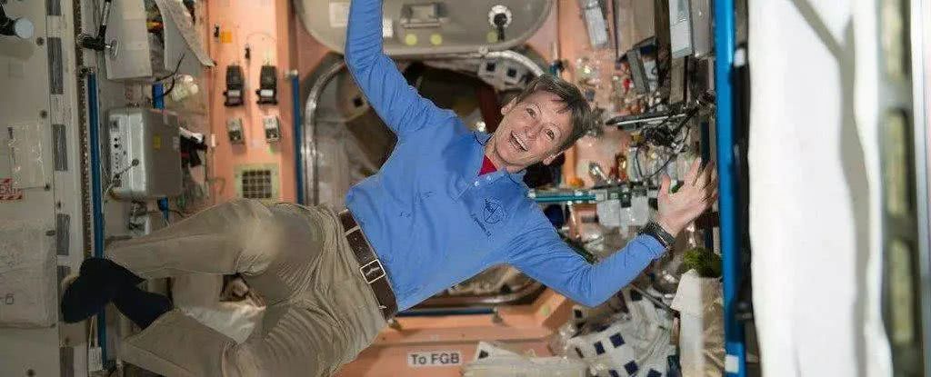 没有重力还穿着厚厚的宇航服 宇航员在太空怎么如厕？