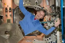 没有重力还穿着厚厚的宇航服 宇航员在太空怎么如厕？