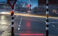 为了让行人愉快地玩手机荷兰小镇将交通灯装在路面