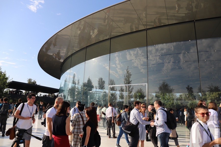 苹果新总部内的贾柏斯剧院兼具AppleStore服务的苹果旅客中心