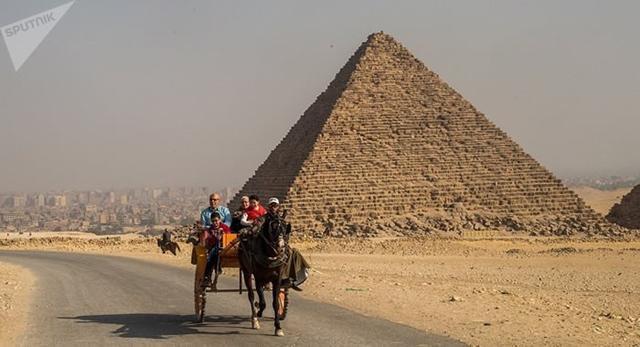 游客在埃及吉萨金字塔地区感到不便和苦恼