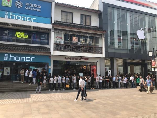 荣耀618线下店购机火爆排队人群竟堵到了苹果店门口