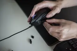 RazerBasilisk搭载全新拇指推按键快速切换鼠标游标移动速度