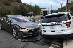 自动驾驶汽车近期事故频出 警车和消防车都撞 谁该背锅？