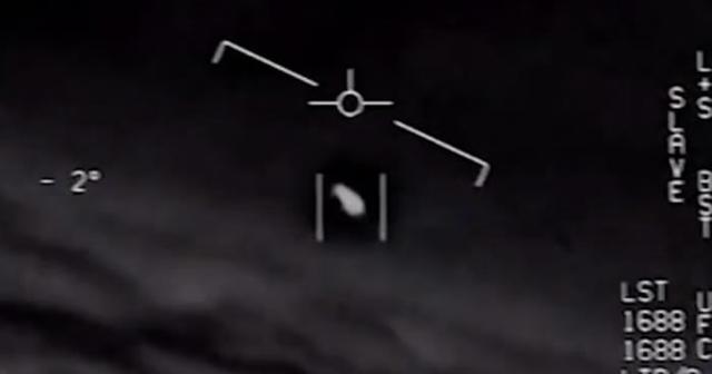 14年前美国尼米兹航母战斗群遇白色椭圆UFO巡洋舰雷达曾多次捕捉到异常物体