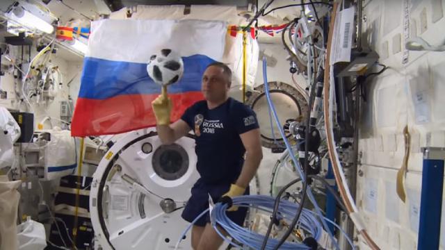宇航员返回地球把世界杯揭幕战足球从太空带回