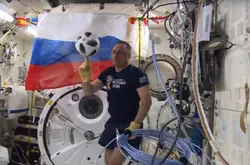 宇航员返回地球把世界杯揭幕战足球从太空带回