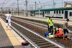 少女被火车撞至重伤，青年竟然举起V字手势selfie