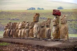 古代复活节岛居民用绳子将12吨重的石帽戴在石像上