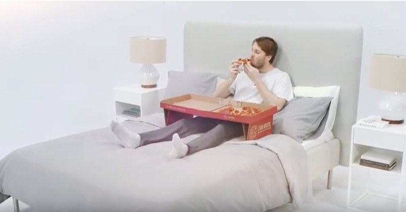 可以是床上托盘的披萨盒