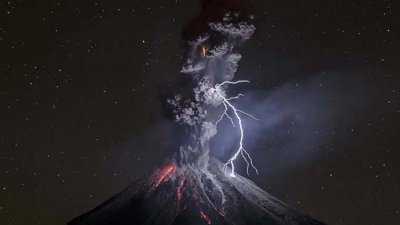 【努力成果】拍摄同一火山15年、逾30万照片，摄影师终凭一张精彩作品获奖