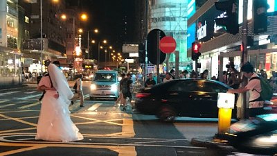 【险象环生】疑似讲普通话新人，无视危险企旺角弥敦道中心拍婚照