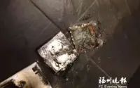 小米3手机自燃女孩牛仔裤口袋被烧破食指被烫伤