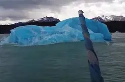 视频南美冰山崩裂反复上浮下沉景象壮观引人赞叹