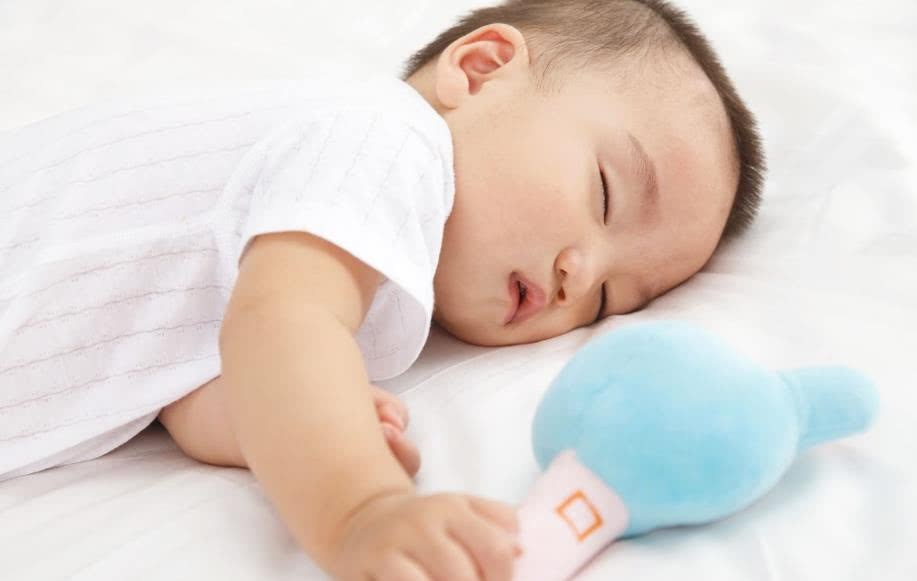 谁陪宝宝一起睡才好？这个问题影响孩子的性格