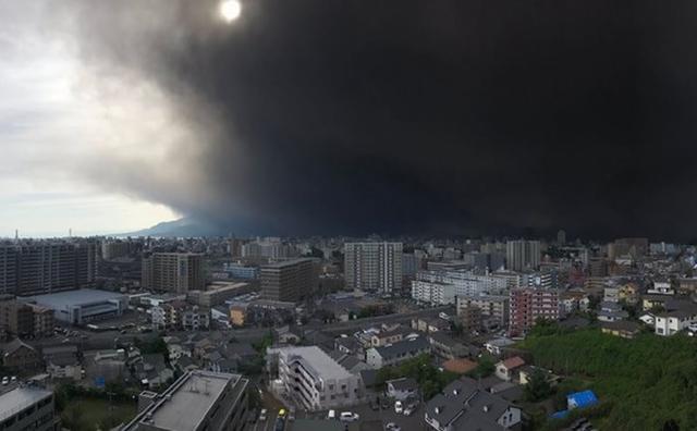 日本九州鹿儿岛市樱岛火山发生大规模喷发网友：好像世界末日