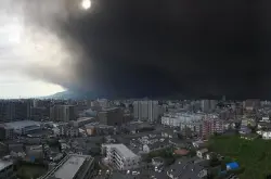 日本九州鹿儿岛市樱岛火山发生大规模喷发网友：好像世界末日