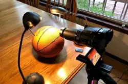 他用微距镜头拍摄篮球表面力证地平说荒谬