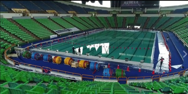 香港大球场都可以变水立方，台北就做了一个“活动式游泳池”来达成目标