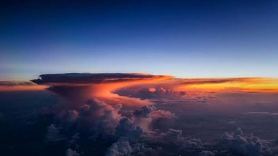 民航客机机师32,000呎的高空，影像记录充满戏剧性的大自然风光