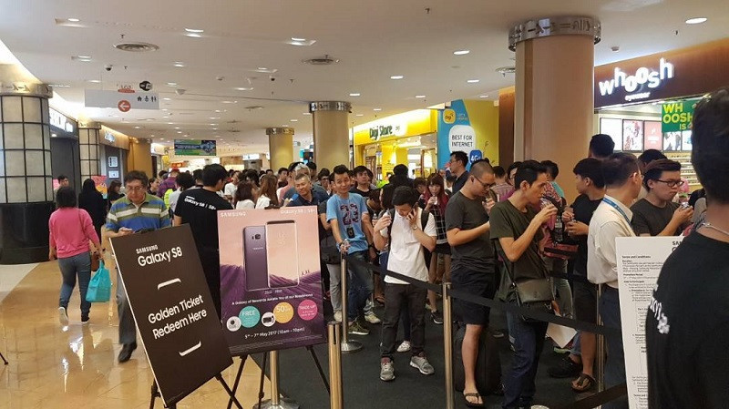 SamsungGalaxyS8势不可挡！手机开卖首日商场大排长龙，现场人潮超夸张！