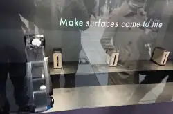 逗趣的车站公开展示，看Sony如何利用三台XperiaTouch与两台机器手臂吸引行人目光吧