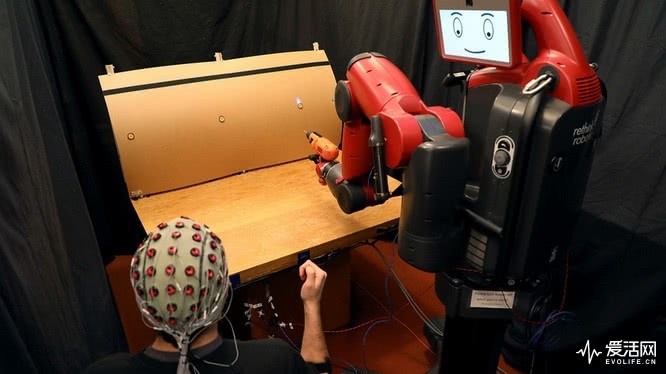脑电波加手势就够了MIT让你一秒学会控制机器人