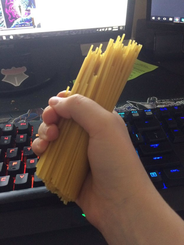 高招！原来Pasta还可以这样用：网友示范意大利面化身成Wacom触控笔尖！