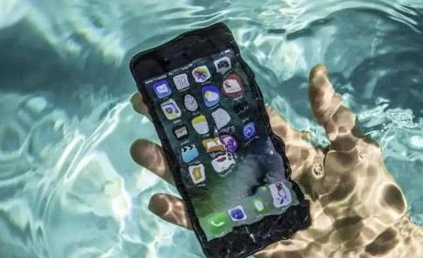 科技来电：手机如果进水该如何解决？