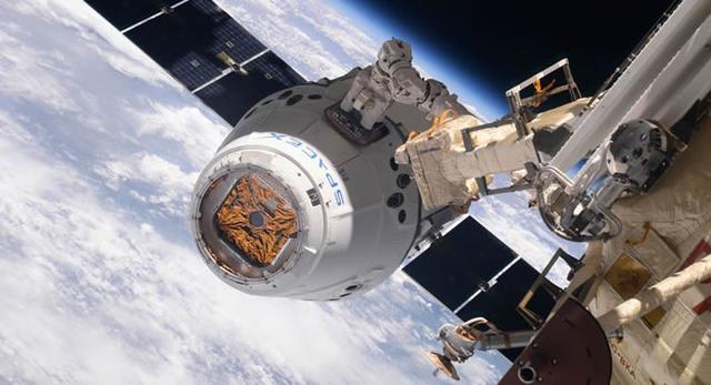 SpaceX龙货运飞船向国际空间站运送机器人、冰淇淋和高浓度咖啡