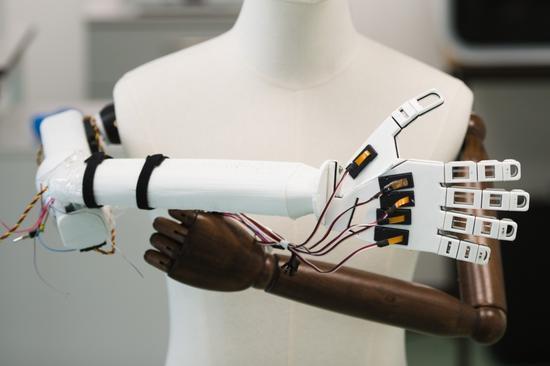 国外研究员研发新型人造智能皮肤 或可打造具有敏感触觉的机器人