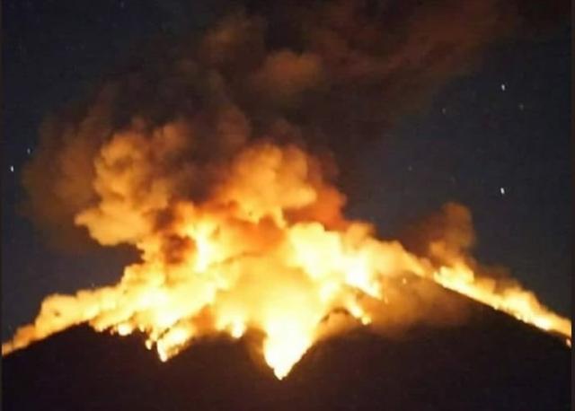 印尼巴厘岛阿贡火山剧烈喷发岩浆流至2公里外
