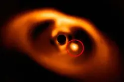 距离地球370光年新生行星，被科学家成功拍摄其诞生过程影像