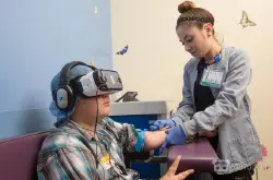 孩子怕打针？医生使用VR帮助患者缓解针头恐惧症