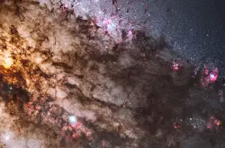 天文学家在110亿光年外的星系中发现罕见的含碳尘埃
