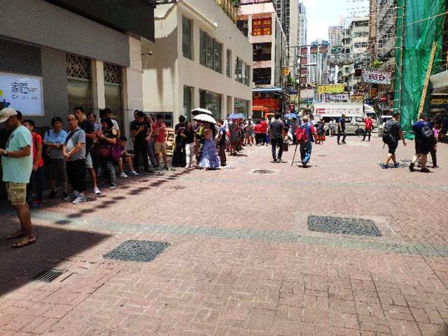 小米8香港上市火热到排起几十米长队 店员贴心发矿泉水
