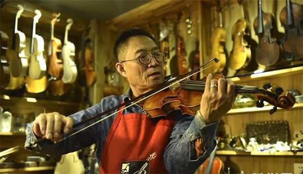68岁手艺人制琴40年 视小提琴如生命 年收入几十万