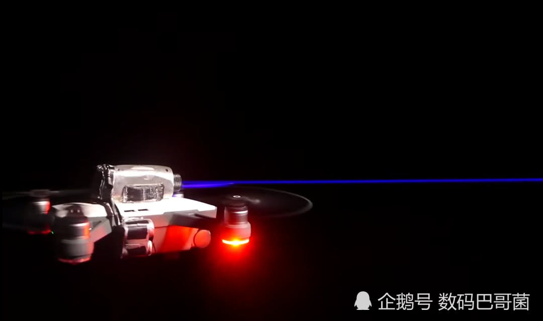 老外牛人改造大疆无人机：加装激光发射器瞬间变成《星战》战斗机